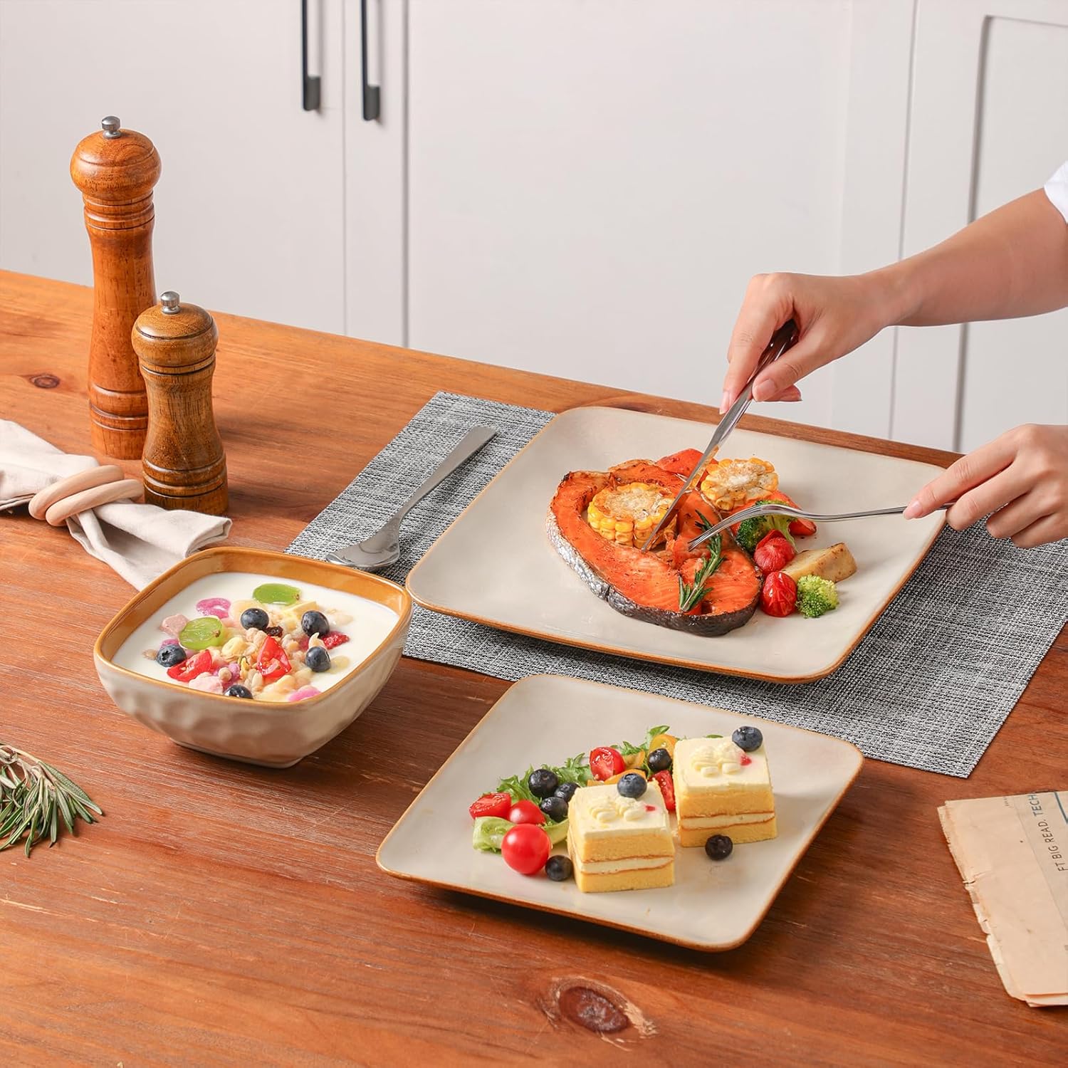 vicrays Keramik-Quadrat-Geschirrset 12-teilig – Speiseteller Salatteller Müslischalen Set Service für 4 – Kratzfest Mikrowellenfest Spülmaschinenfest – Beige