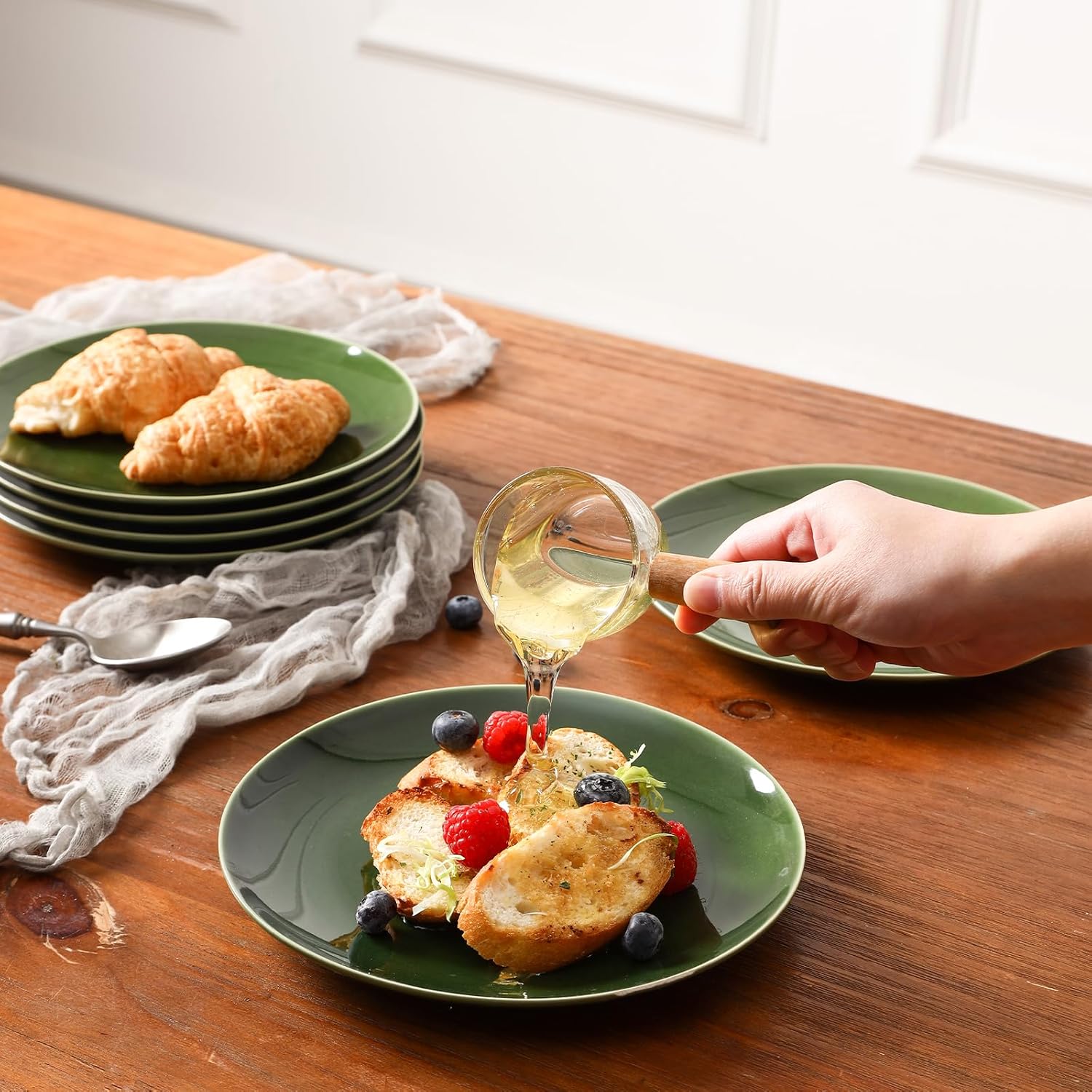 vicrays Ceramic Round Plates Set of 6 - Porcelain 8 inch Dinner Plates for Salad Dessert Appetizer Bread - Microwave Oven and Dishwasher Safe - Green