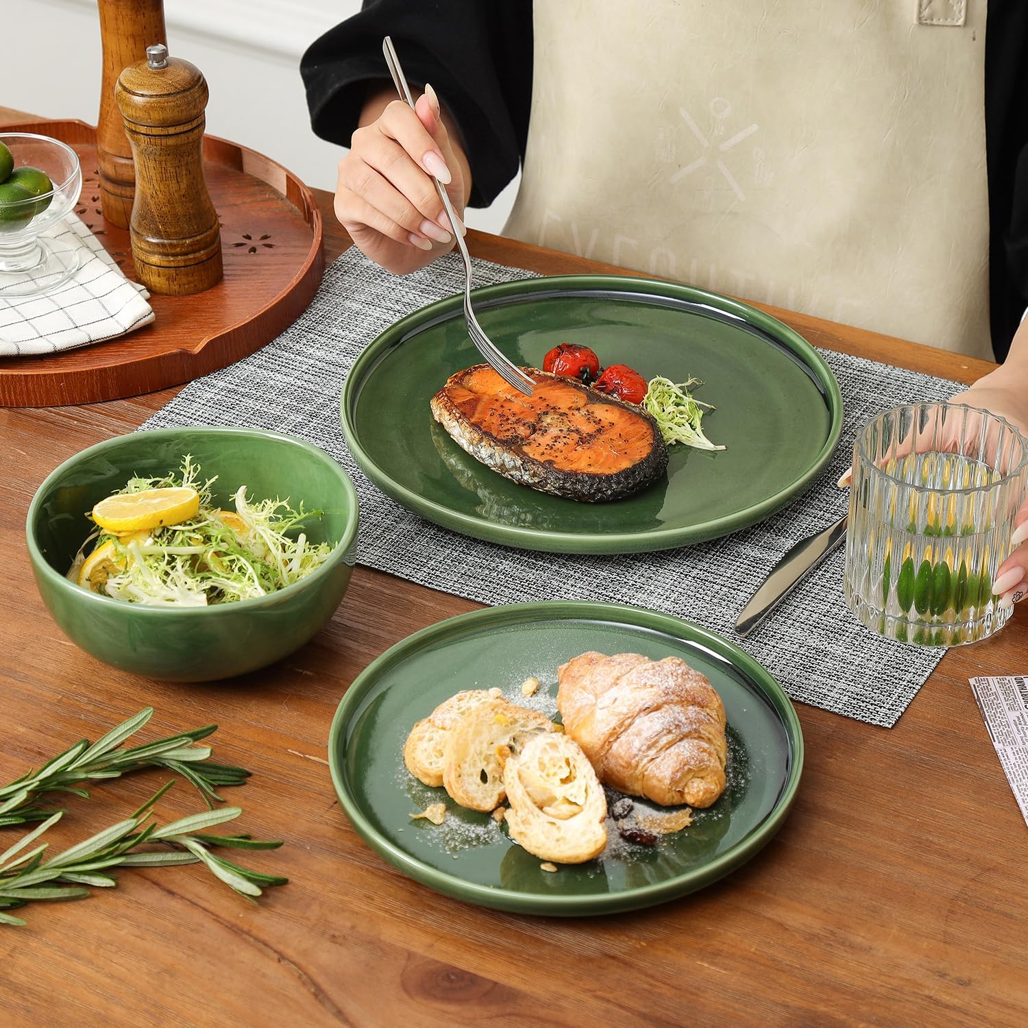 Vicrays Ceramic 12 Pieces Dinnerware Set - Dinner Plates Salad Plates Cereal Bowls Set Service for 4 - Scratch Resistant Microwave Oven Dishwasher Safe - Green